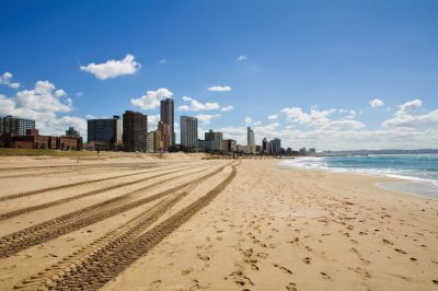 Strand und Skyline von Durban - Suedafrika